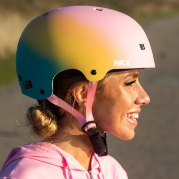 NKX Brain Saver Rainbow Fade šalmas – Turime sandėly